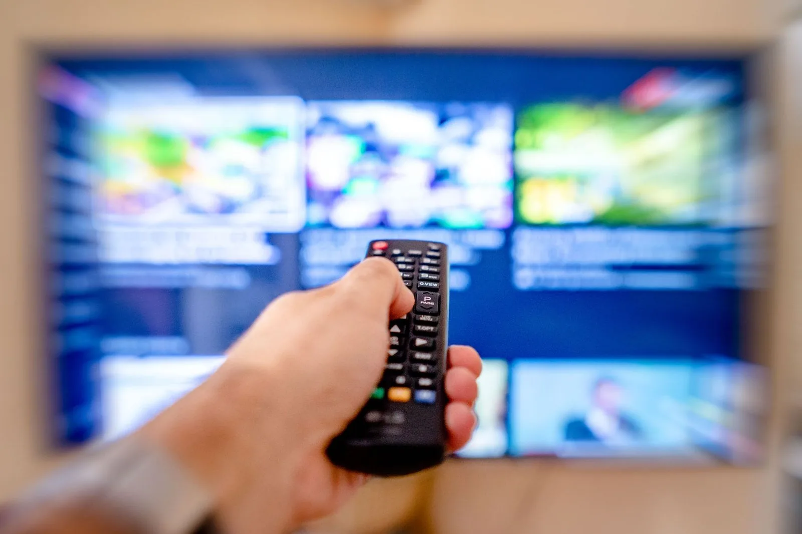 Canais de TV ao vivo no IPTV controlados pelo controle remoto