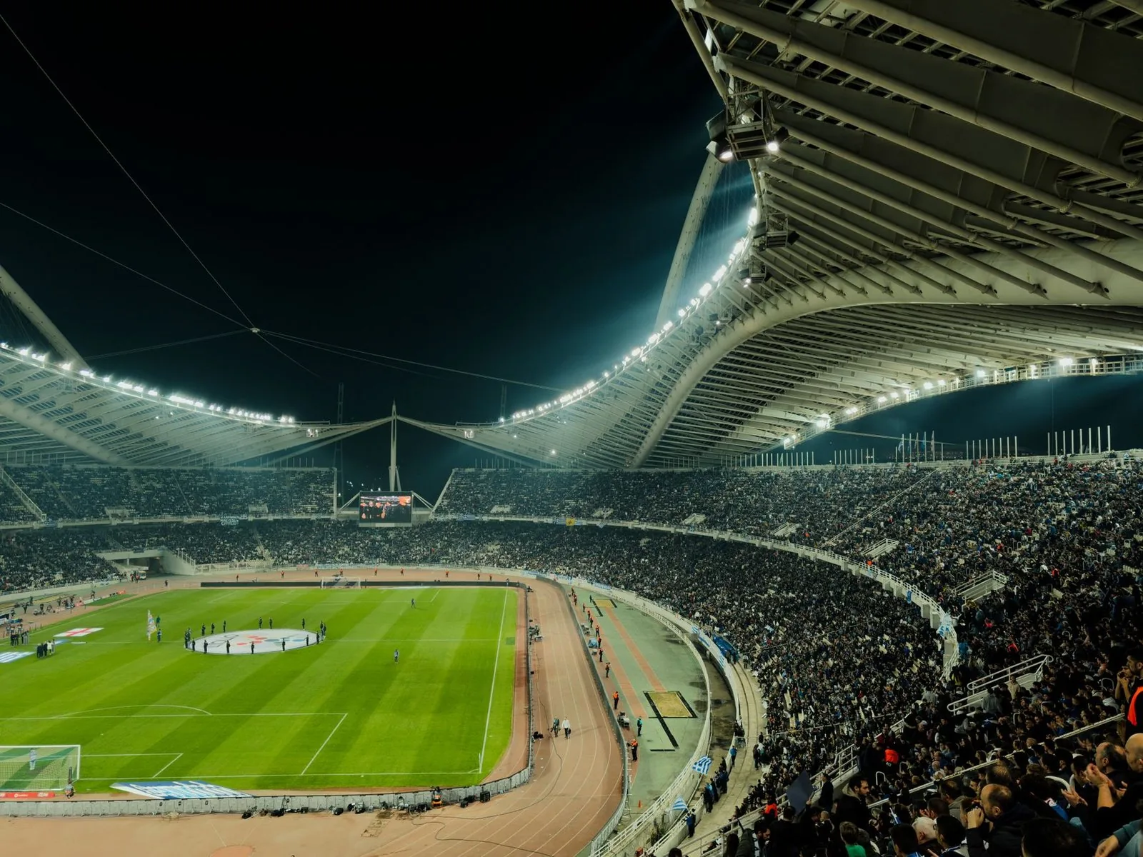 Esportes ao vivo em IPTV — futebol no estádio transmitido em 4K